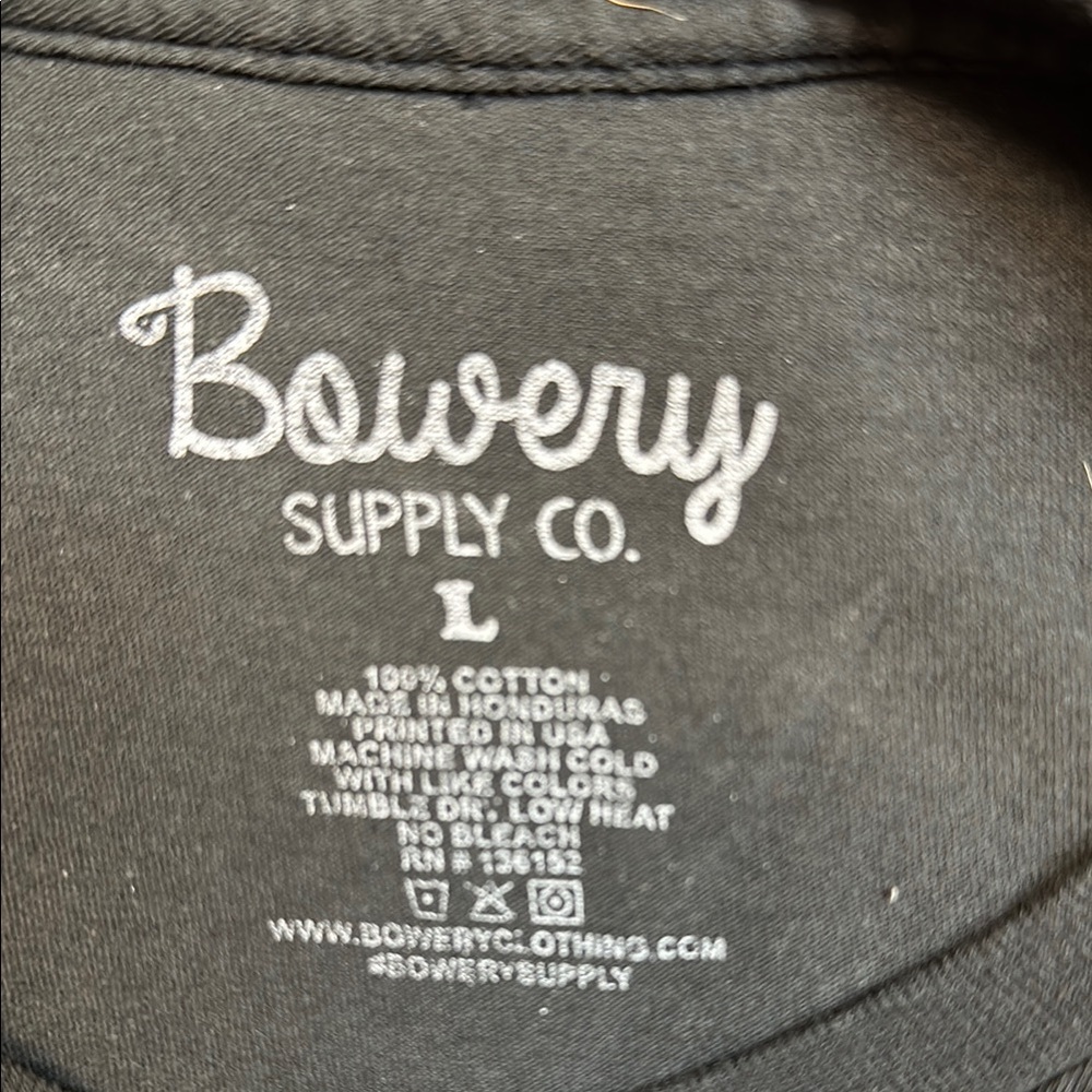Black crew neck short sleeve t-shirt with graphic design - Picture 2 of 4